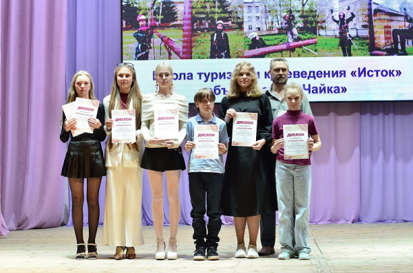 Наградами и подарками завершили учебный год завершили в ЦДО Искитима