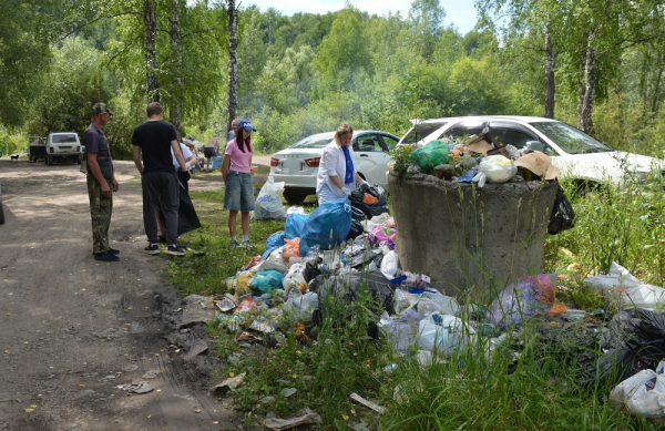 Волонтеры вновь навели порядок у Беловского водопада: за три недели здесь выросли горы мусора