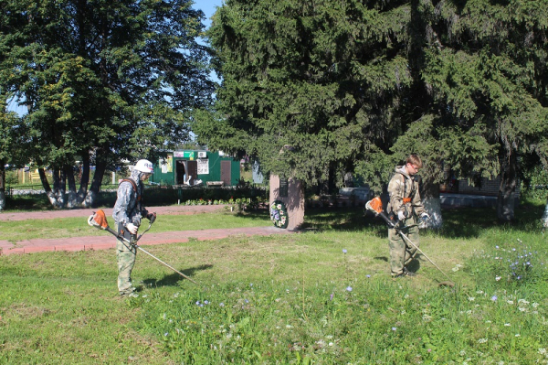 Школьники села под Новосибирском на каникулах помогают матери воина СВО