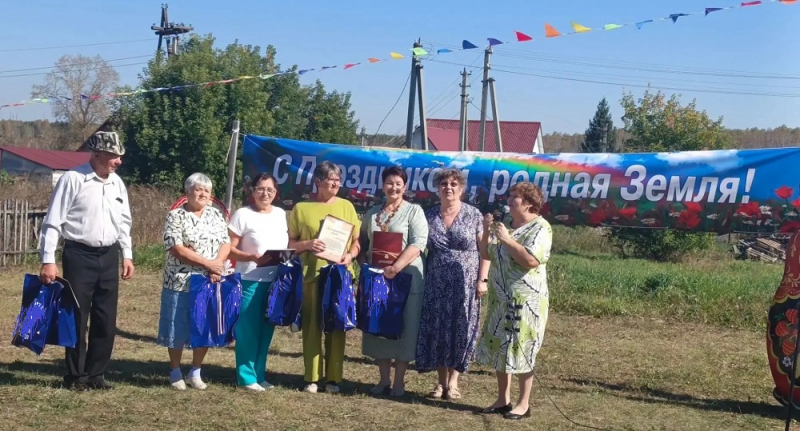 Благодарности областного союза женщин вручили волонтерам поселка под Новосибирском