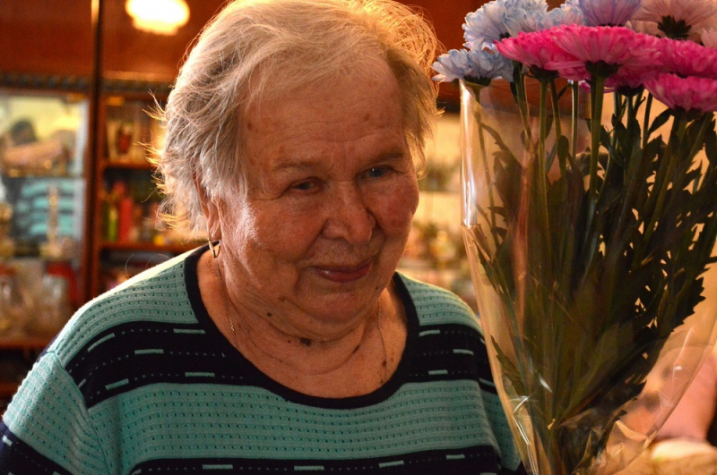 С 91-ым днем рождения поздравили жительницу Агролеса Президент, губернатор и Заксобрание Санкт-Петербурга